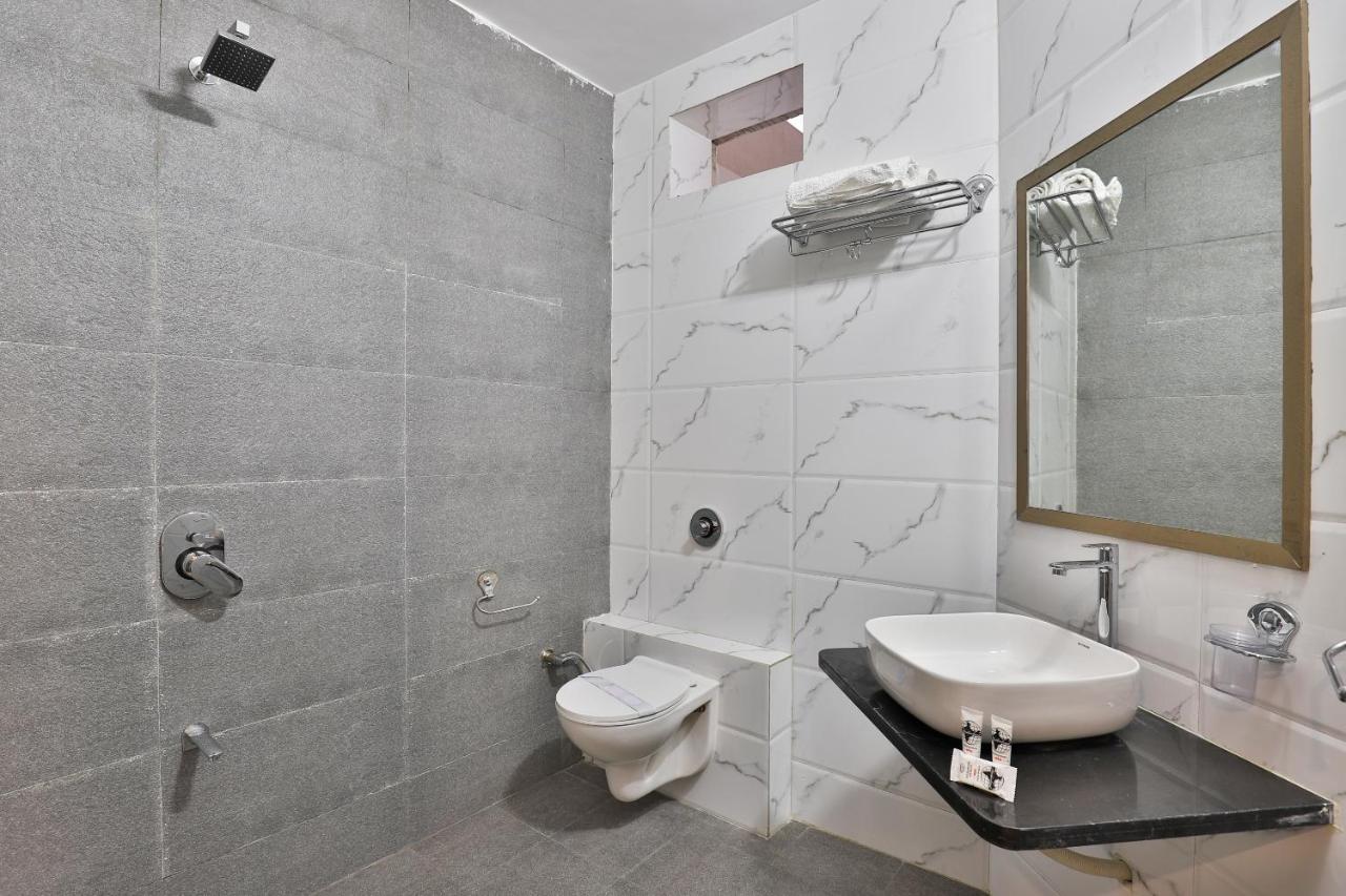 OYO 23540 Hotel Suryakant Rajkot Bagian luar foto